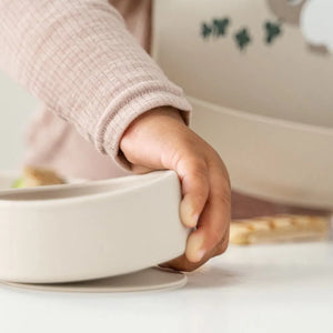 Set de vajilla antideslizante Stick&Stay Tiny farm Done by Deer