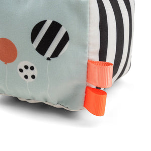 Cubo bebé en contraste Happy Clouds Done by Deer