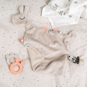 Manta confort portachupetes Raffi Done by Deer