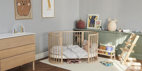 Habitación infantil preparada con cuna evolutiva Stokke Sleepi, silla Tripp Trapp y cómoda para organizar los básicos del bebé