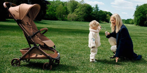 Bugaboo Butterfly 2 x Stella McCartney Tobacco Brown durante un paseo en familia