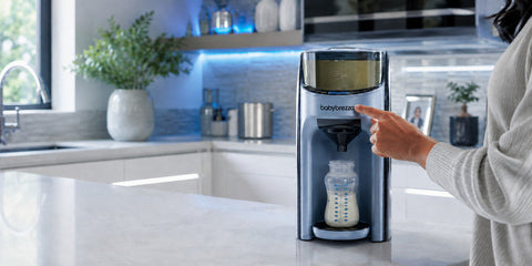 Baby Brezza Formula Pro Advanced preparando un biberón en una cocina tecnológica