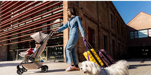 Madre viajando con una silla de paseo compacta Joolz Aer2