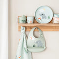 Babero Playground Green en uso