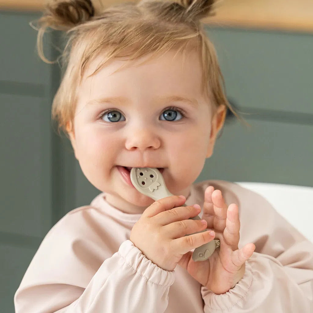 Set de cuenco antideslizante y cuchara Stick&Stay Sheepy Done by Deer