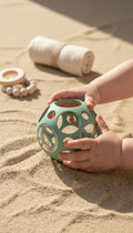 Pelota sensorial con sonajero verde Little L — imagen 4