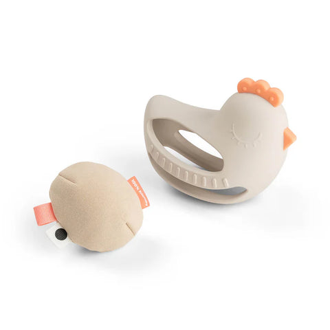 Juguete mordedor y de agarre con sonajero Clucky Sand Done by Deer