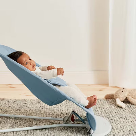 Hamaca Bliss BabyBjörn azul tejido acolchado petalo gris claro - imagen 4