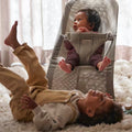 Hamaca Bliss BabyBjörn gris arena malla gris claro - imagen 4