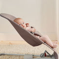 Hamaca Bliss BabyBjörn gris arena tejido acolchado petalo gris claro - imagen 3