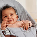 Hamaca Bliss BabyBjörn gris claro tejido acolchado petalo gris claro - imagen 5