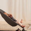 Hamaca Bliss BabyBjörn gris oscuro tejido jersey tri fabric negro - imagen 4