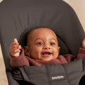 Hamaca Bliss BabyBjörn gris oscuro tejido jersey tri fabric negro - imagen 5