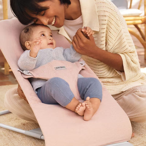 Hamaca Bliss BabyBjörn rosa claro tejido cepillado gris claro - imagen 2