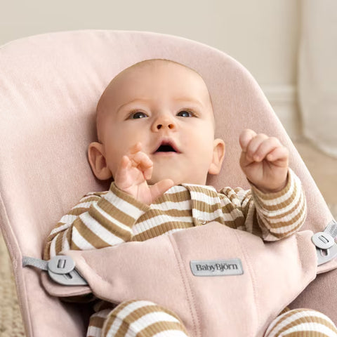 Hamaca Bliss BabyBjörn rosa claro tejido cepillado gris claro - imagen 4