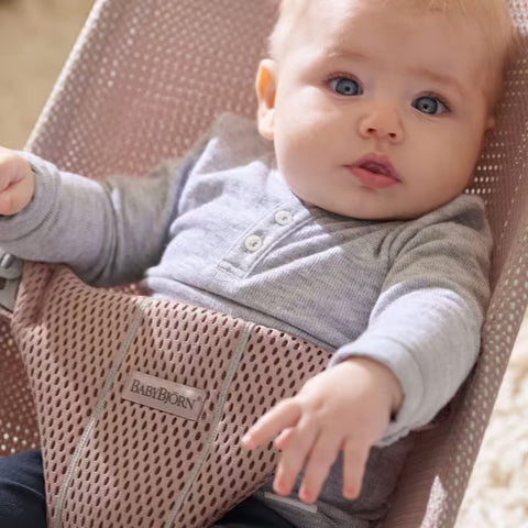 Hamaca Bliss BabyBjörn rosa palo malla gris claro - imagen 3