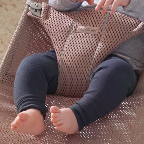 Hamaca Bliss BabyBjörn rosa palo malla gris claro - imagen 4