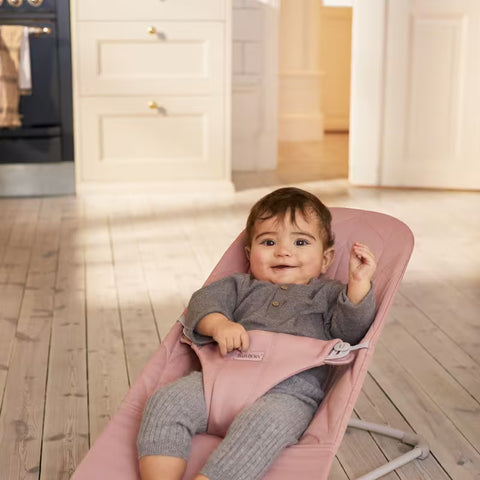 Hamaca Bliss BabyBjörn rosa palo tejido acolchado petalo gris claro - imagen 2
