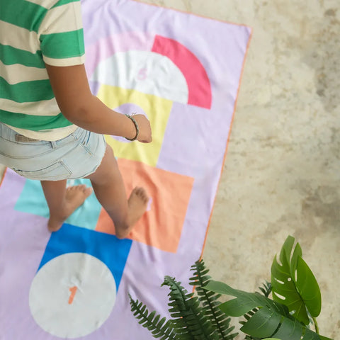 Toalla de juego “Hopscotch” Doble cara y multifunción Quut