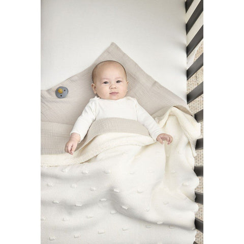 Manta de minicuna Meyco Baby Knots Teddy Off White, 75 × 100 cm, vista 4 de la galería oficial.