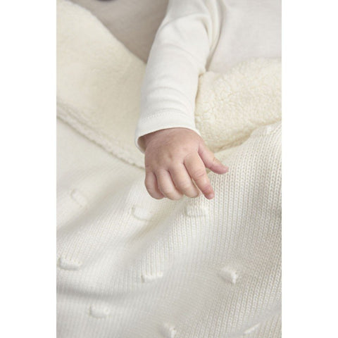 Manta de minicuna Meyco Baby Knots Teddy Off White, 75 × 100 cm, vista 5 de la galería oficial.