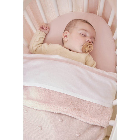 Manta de minicuna Meyco Baby Mini Knots Teddy Soft Pink, 75 × 100 cm, vista 4 de la galería oficial.