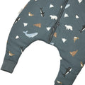 Detalle de la pernera y el tejido del pijama Meyco Baby Arctic Multicolour.