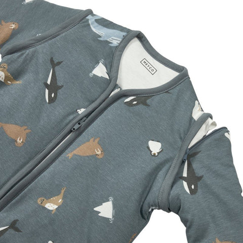 Detalle del cuello, cremallera y tejido del saco Meyco Baby Arctic Multicolour.