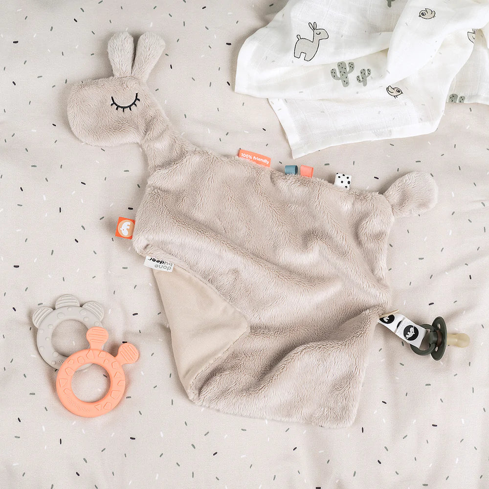 Manta confort portachupetes Raffi Done by Deer